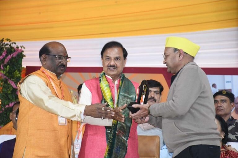 नोएडा स्टेडियम में परम पूज्य संत श्री विजय कौशल जी महाराज द्वारा दिव्य श्री राम कथा में सहभागिता