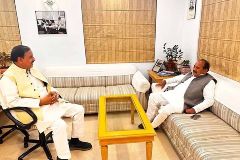 नोएडा सेक्टर-27 कैंप कार्यालय पर मा. कैबिनेट मंत्री श्री दारा सिंह चौहान जी से भेंट