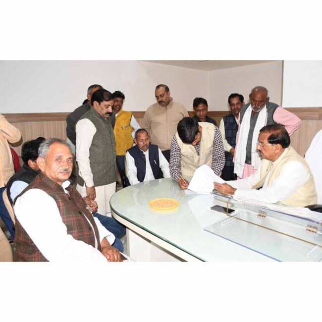 ग्रेटर नोएडा कैंप कार्यालय पर जनसुनवाई एवं समाधान प्रक्रिया ग्रेटर नोएडा कैंप कार्यालय पर जनसुनवाई एवं समाधान प्रक्रिया