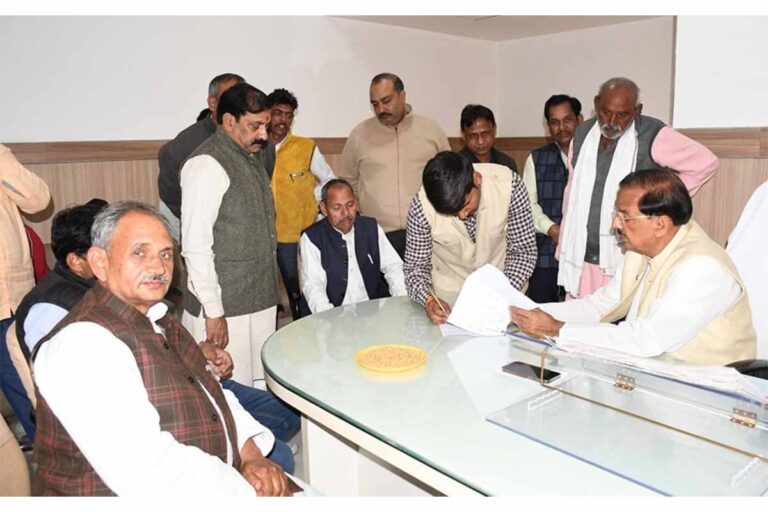 ग्रेटर नोएडा कैंप कार्यालय पर जनसुनवाई एवं समाधान प्रक्रिया