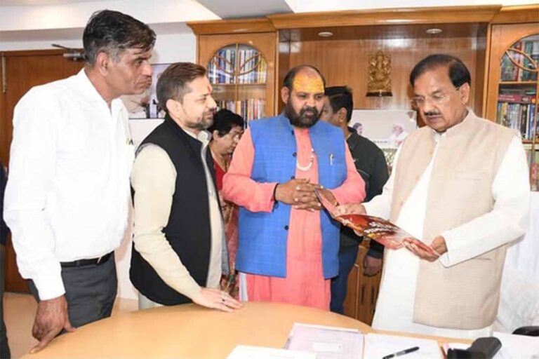 नोएडा कैंप कार्यालय में क्षेत्रवासियों से संवाद एवं समस्या निवारण नोएडा कैंप कार्यालय में क्षेत्रवासियों से संवाद एवं समस्या निवारण