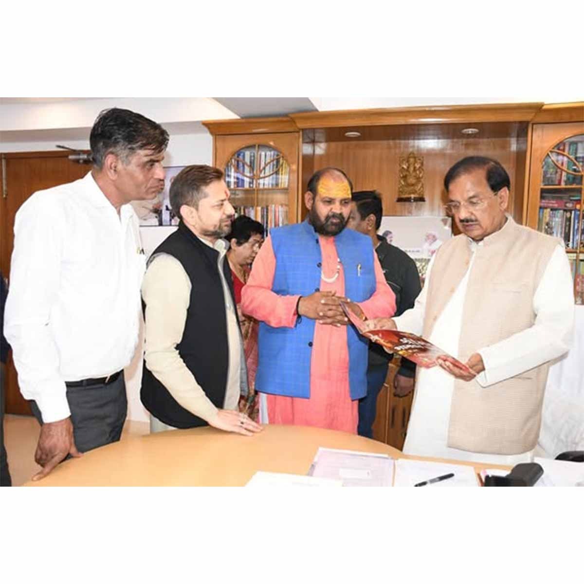 नोएडा कैंप कार्यालय में क्षेत्रवासियों से संवाद एवं समस्या निवारण