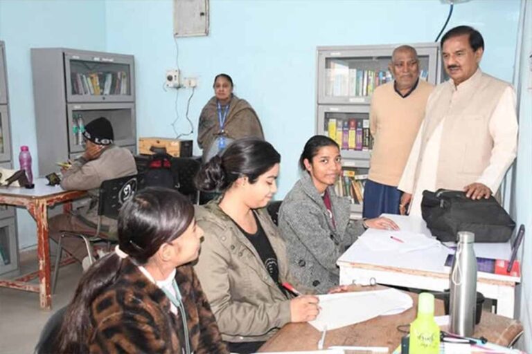 नोएडा लोक मंच द्वारा संचालित पब्लिक लाइब्रेरी का निरीक्षण नोएडा लोक मंच द्वारा संचालित पब्लिक लाइब्रेरी का निरीक्षण