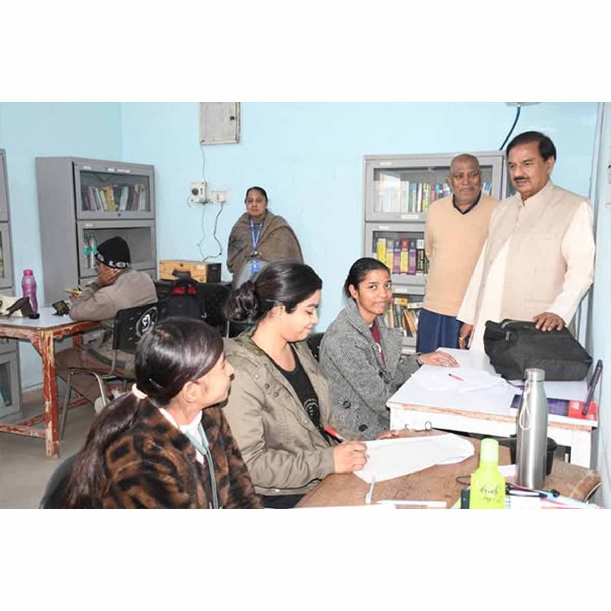 नोएडा लोक मंच द्वारा संचालित पब्लिक लाइब्रेरी का निरीक्षण नोएडा लोक मंच द्वारा संचालित पब्लिक लाइब्रेरी का निरीक्षण