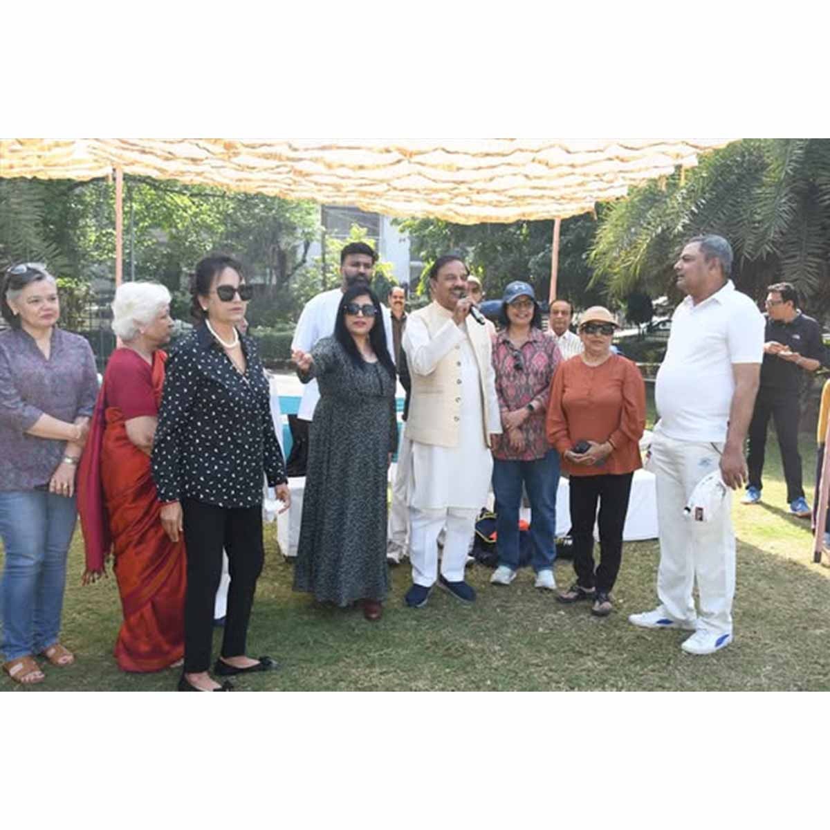 नोएडा सेक्टर-15A में मैत्रीपूर्ण क्रिकेट मैच का उद्घाटन एवं खिलाड़ियों का उत्साहवर्धन