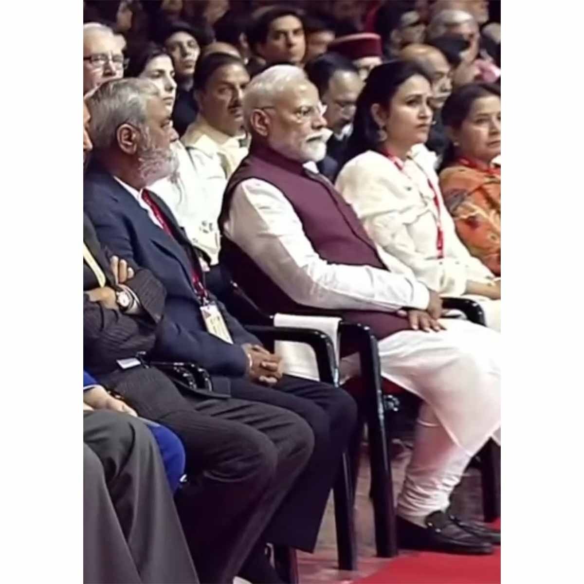 आज नई दिल्ली स्थित भारत मंडपम में आयोजित NXT कॉनक्लेव में विश्व के सर्वाधिक लोकप्रिय जन नेता आदरणीय प्रधानमंत्री श्री Narendra Modi जी के ऊर्जावान उद्बोधन को सुनने का सौभाग्य प्राप्त हुआ।