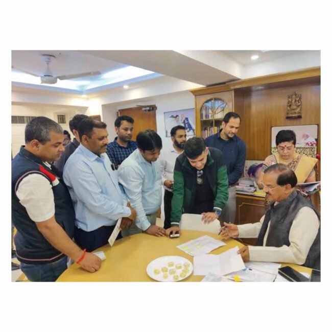 आज नोएडा सेक्टर 27 कैंप कार्यालय पर प्रिय क्षेत्रवासियों से आत्मीय भेंट कर उनका कुशलक्षेम जाना तथा उनकी समस्याओं से अवगत होकर उनके निस्तारण हेतु संबंधित अधिकारियों को आवश्यक दिशा निर्देश दिया। आज नोएडा सेक्टर 27 कैंप कार्यालय पर प्रिय क्षेत्रवासियों से आत्मीय भेंट कर उनका कुशलक्षेम जाना तथा उनकी समस्याओं से अवगत होकर उनके निस्तारण हेतु संबंधित अधिकारियों को आवश्यक दिशा निर्देश दिया।