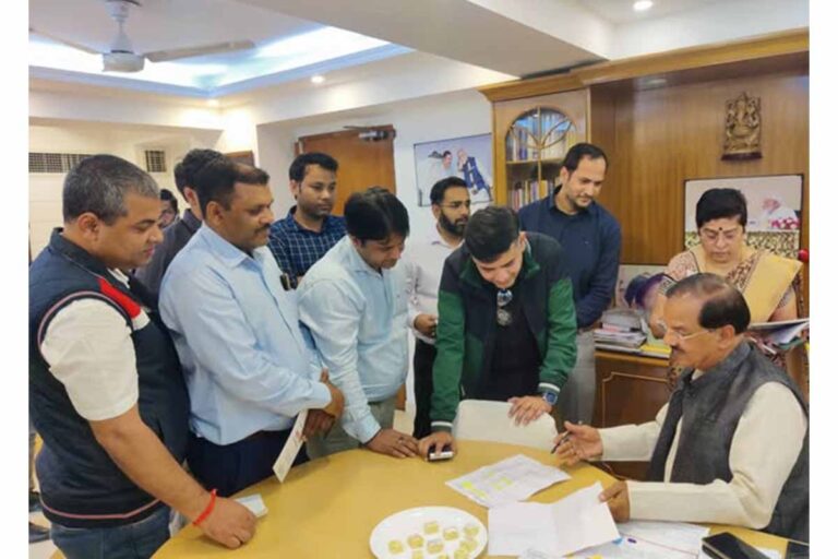 आज नोएडा सेक्टर 27 कैंप कार्यालय पर प्रिय क्षेत्रवासियों से आत्मीय भेंट कर उनका कुशलक्षेम जाना तथा उनकी समस्याओं से अवगत होकर उनके निस्तारण हेतु संबंधित अधिकारियों को आवश्यक दिशा निर्देश दिया।