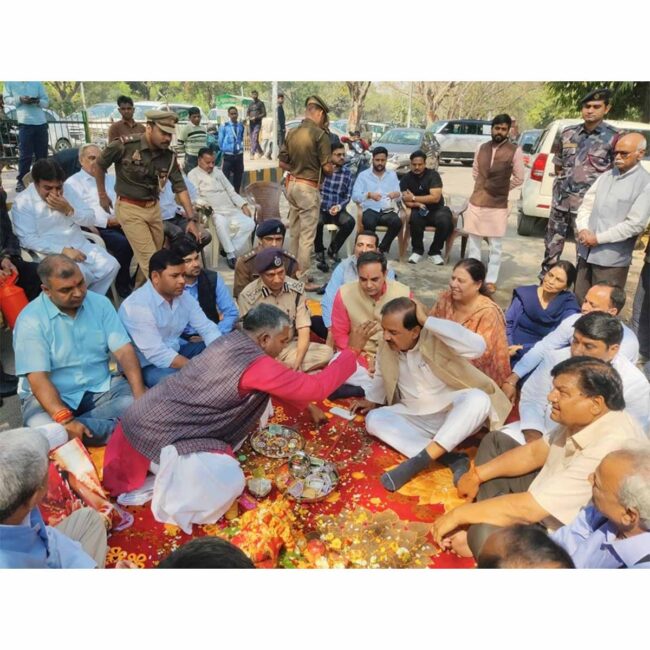 आज नोएडा सेक्टर-52 में 'एकता के महाकुंभ' से आए पतित पावनी माँ गंगा जी के पावन जल को प्रिय क्षेत्रवासियों में वितरण किया।