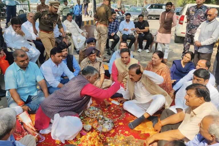 आज नोएडा सेक्टर-52 में 'एकता के महाकुंभ' से आए पतित पावनी माँ गंगा जी के पावन जल को प्रिय क्षेत्रवासियों में वितरण किया।