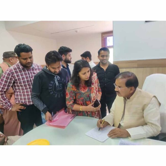 आज ग्रेटर नोएडा स्थित कैंप कार्यालय पर प्रिय क्षेत्रवासियों से आत्मीय भेंट कर उनकी समस्याओं को सुना तथा संबंधित अधिकारियों को उन समस्याओं के त्वरित निस्तारण हेतु आवश्यक दिशा निर्देश दिया।