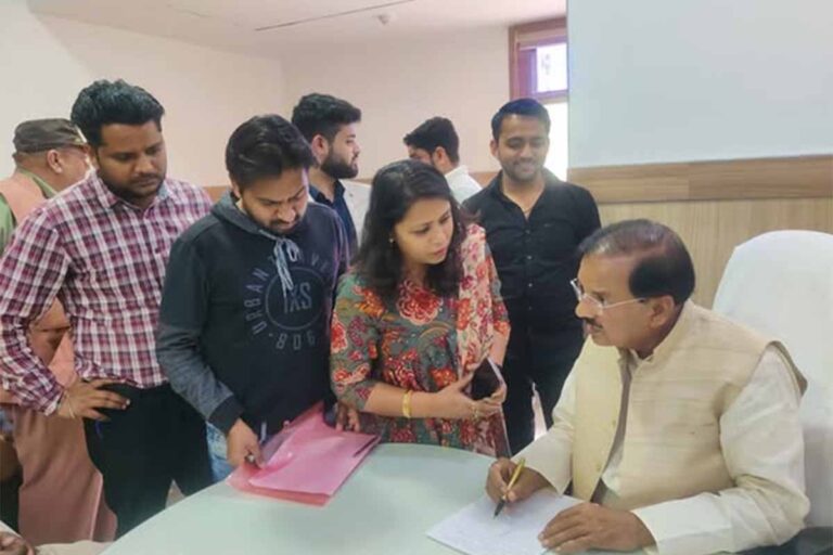 आज ग्रेटर नोएडा स्थित कैंप कार्यालय पर प्रिय क्षेत्रवासियों से आत्मीय भेंट कर उनकी समस्याओं को सुना तथा संबंधित अधिकारियों को उन समस्याओं के त्वरित निस्तारण हेतु आवश्यक दिशा निर्देश दिया।