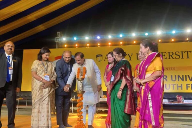 आज एमिटी यूनिवर्सिटी के नोएडा कैंपस में आयोजित 38वें एआईयू इंटर यूनिवर्सिटी नेशनल यूथ फेस्टिवल का दीप प्रज्वलित कर उद्घाटन किया तथा युवा साथियों एवं वहां उपस्थित गणमान्य जनों को संबोधित किया।