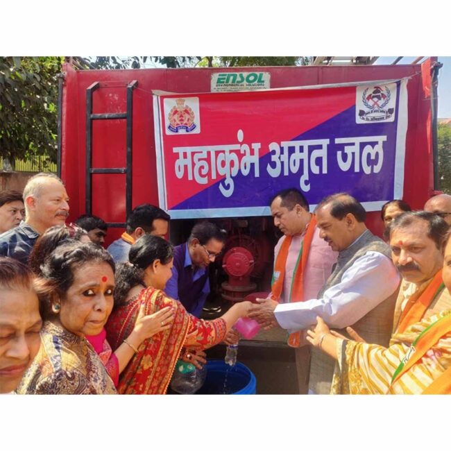 माँ गंगा के दिव्य जल वितरण के इस कार्यक्रम के दौरान पार्टी के नोएडा महानगर अध्यक्ष श्री मनोज गुप्ता जी तथा अन्य वरिष्ठ पदाधिकारी एवं कार्यकर्ता गण उपस्थित रहे।