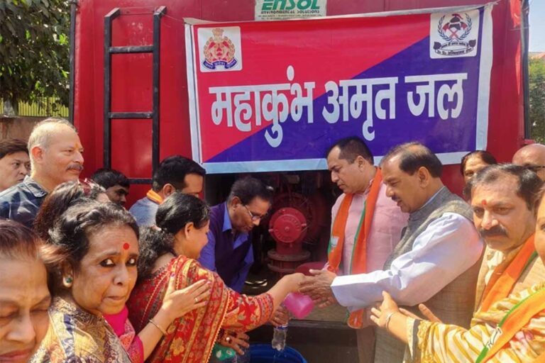 माँ गंगा के दिव्य जल वितरण के इस कार्यक्रम के दौरान पार्टी के नोएडा महानगर अध्यक्ष श्री मनोज गुप्ता जी तथा अन्य वरिष्ठ पदाधिकारी एवं कार्यकर्ता गण उपस्थित रहे।