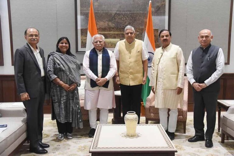 मा. केंद्रीय मंत्री श्री Manohar Lal जी और राज्यसभा कमेटी चेयरमैन श्रीमती Indu Goswami जी के साथ महामहिम उपराष्ट्रपति श्री Jagdeep Dhankhar जी से आत्मीय भेंट कर उनका सानिध्य प्राप्त किया।