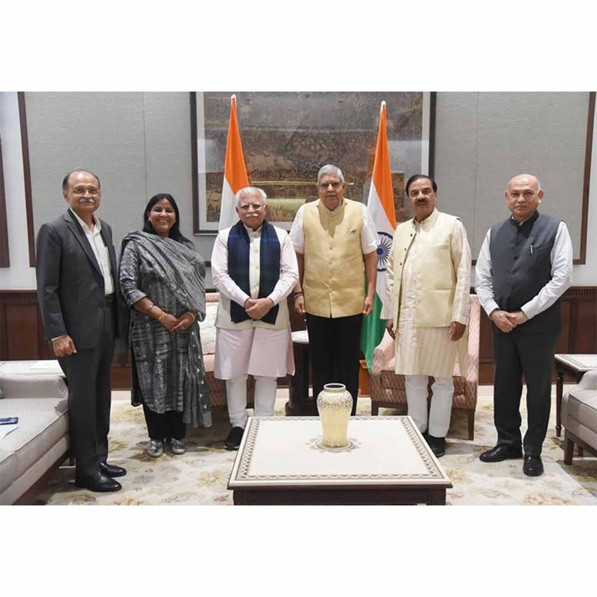 मा. केंद्रीय मंत्री श्री Manohar Lal जी और राज्यसभा कमेटी चेयरमैन श्रीमती Indu Goswami जी के साथ महामहिम उपराष्ट्रपति श्री Jagdeep Dhankhar जी से आत्मीय भेंट कर उनका सानिध्य प्राप्त किया।