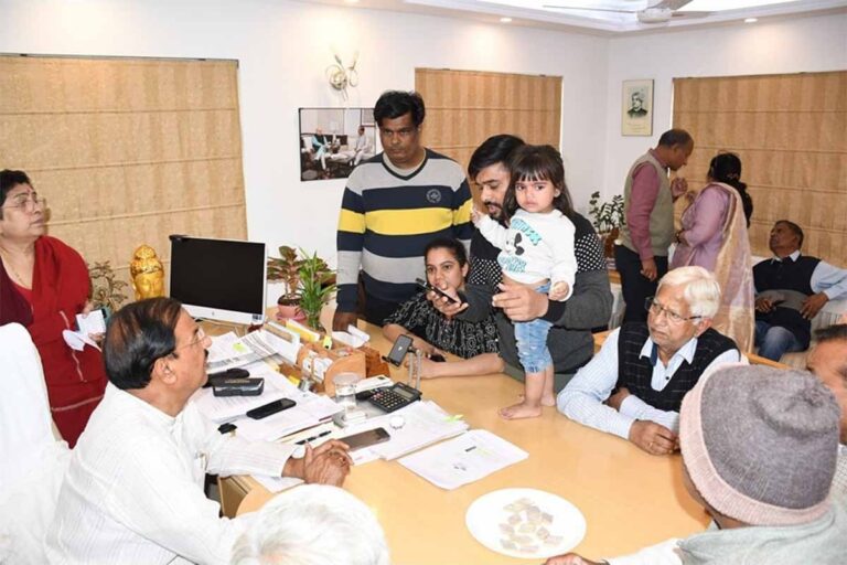 आज नोएडा कैंप कार्यालय पर प्रिय क्षेत्रवासियों से आत्मीय संवाद किया तथा उनकी समस्याओं से अवगत होकर उनके निस्तारण हेतु संबंधित अधिकारियों को आवश्यक दिशा निर्देश दिया।