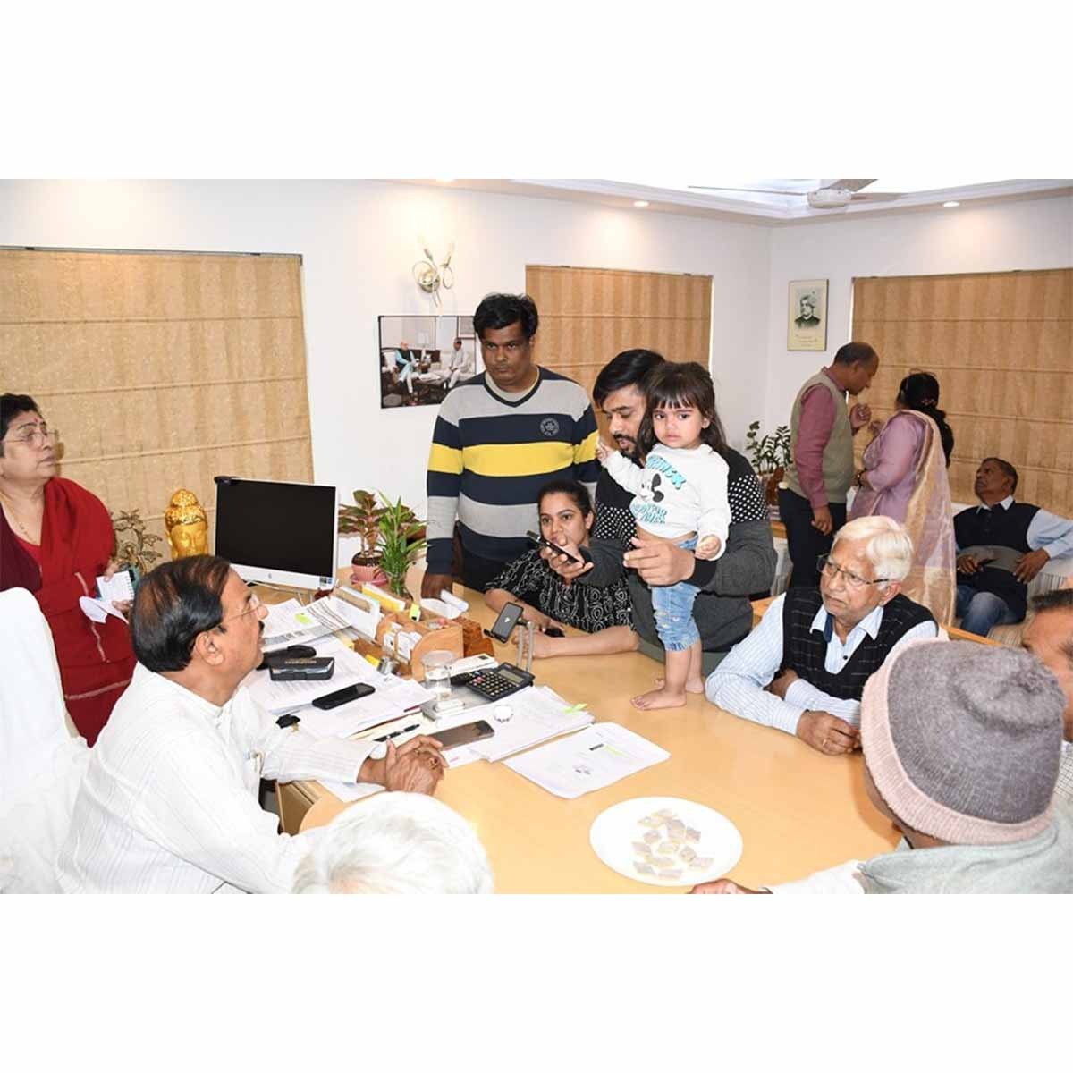 आज नोएडा कैंप कार्यालय पर प्रिय क्षेत्रवासियों से आत्मीय संवाद किया तथा उनकी समस्याओं से अवगत होकर उनके निस्तारण हेतु संबंधित अधिकारियों को आवश्यक दिशा निर्देश दिया।