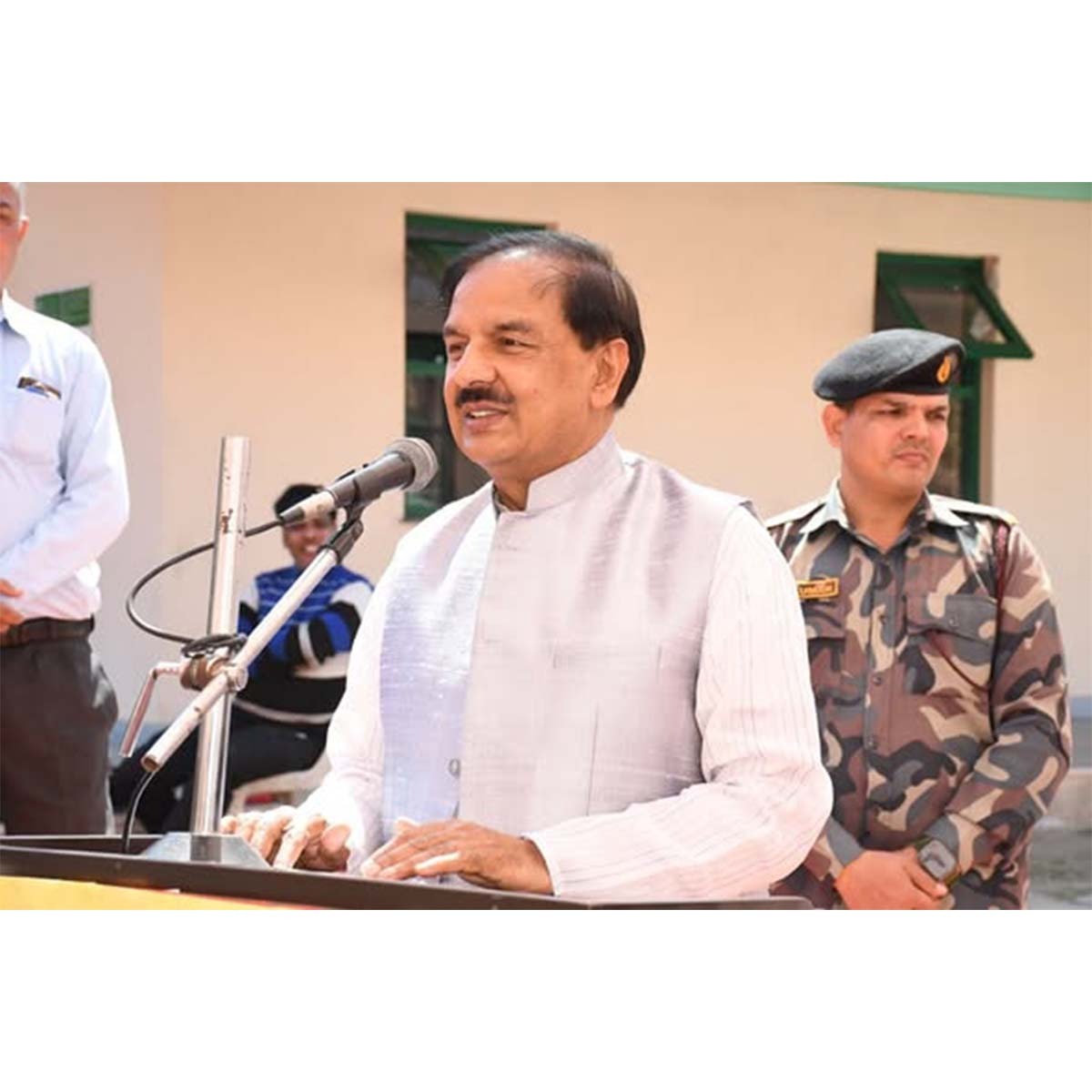 आज नोएडा सेक्टर-91 स्थित बालक इंटर कॉलेज के सुगरक्रीट क्लासरूम का उद्घाटन किया तथा वहां उपस्थित विद्यालय प्रबंधन एवं प्रिय विद्यार्थियों तथा उनके अभिभावकों को संबोधित किया।