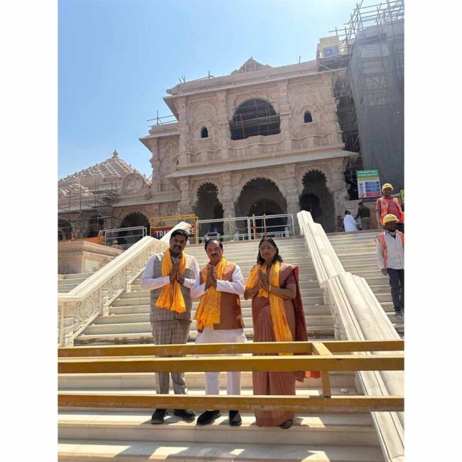 आज सपरिवार अयोध्या धाम पहुंचकर मर्यादा पुरुषोत्तम प्रभु श्री राम जी एवं हनुमान गढ़ी के परम कृपालु बजरंग बली के दर्शन कर उनका आशीर्वाद प्राप्त किया। आज सपरिवार अयोध्या धाम पहुंचकर मर्यादा पुरुषोत्तम प्रभु श्री राम जी एवं हनुमान गढ़ी के परम कृपालु बजरंग बली के दर्शन कर उनका आशीर्वाद प्राप्त किया।