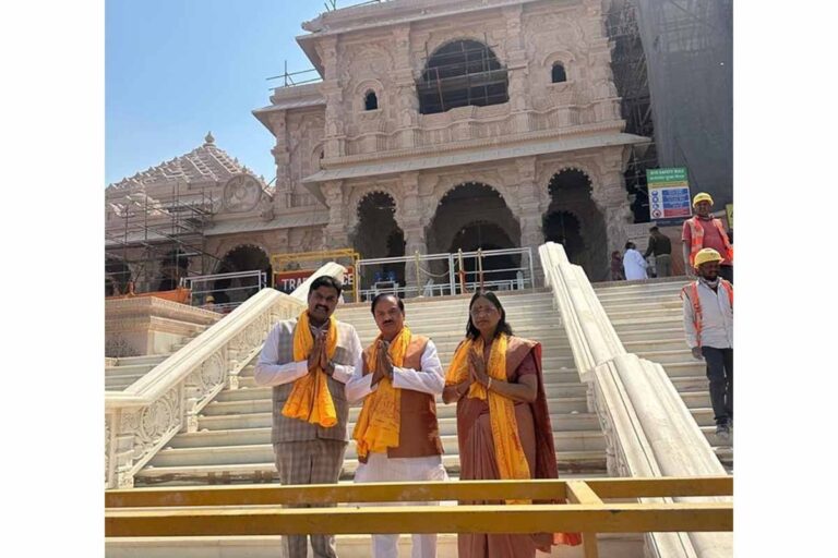 आज सपरिवार अयोध्या धाम पहुंचकर मर्यादा पुरुषोत्तम प्रभु श्री राम जी एवं हनुमान गढ़ी के परम कृपालु बजरंग बली के दर्शन कर उनका आशीर्वाद प्राप्त किया।