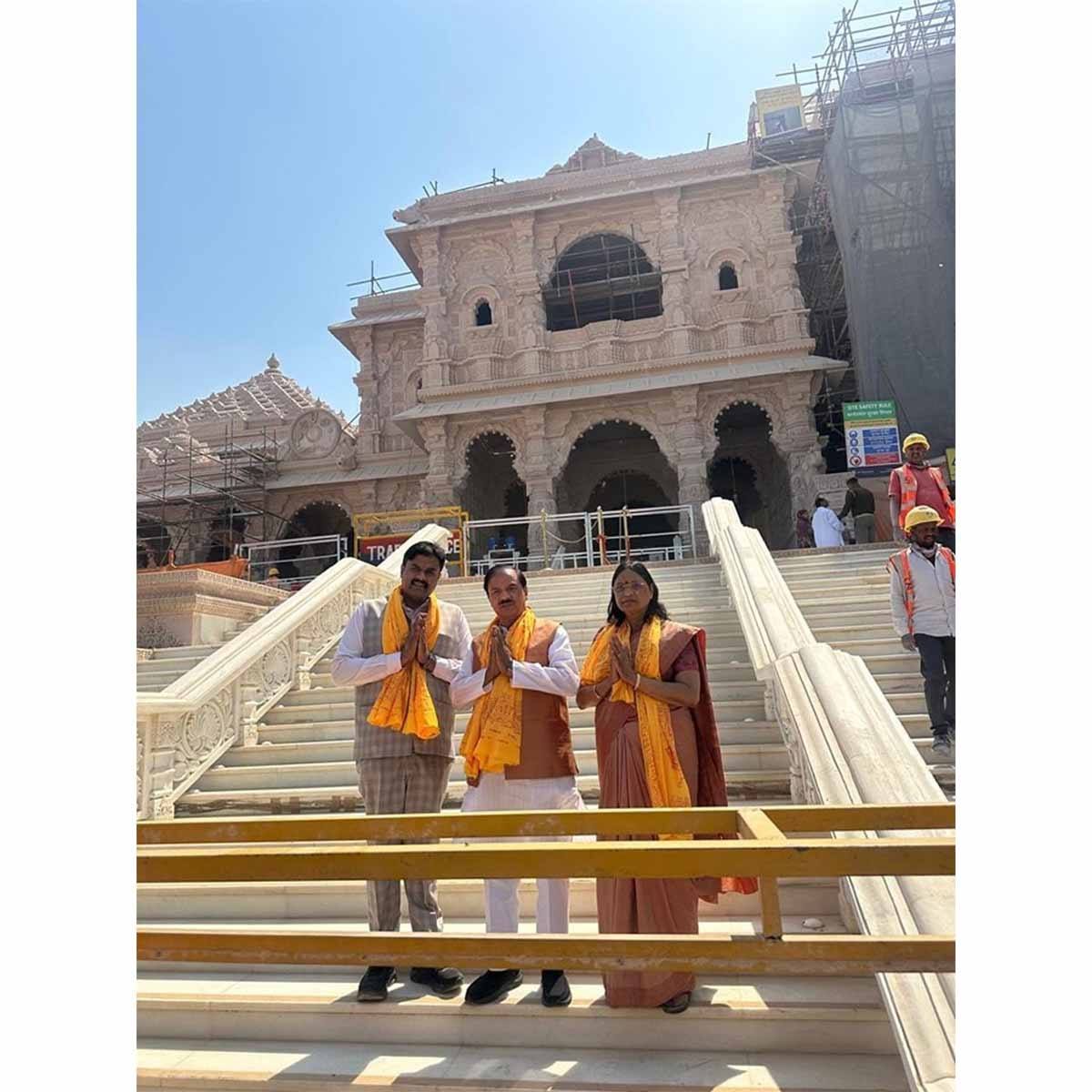 आज सपरिवार अयोध्या धाम पहुंचकर मर्यादा पुरुषोत्तम प्रभु श्री राम जी एवं हनुमान गढ़ी के परम कृपालु बजरंग बली के दर्शन कर उनका आशीर्वाद प्राप्त किया।