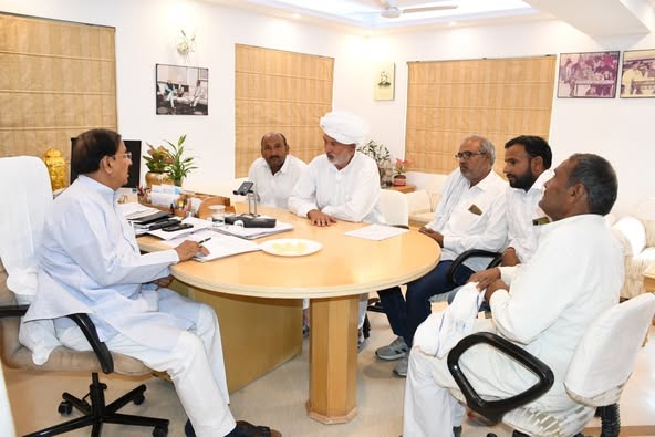 नोएडा सेक्टर-27 कैंप कार्यालय पर जनसुनवाई के माध्यम से क्षेत्रीय समस्याओं का समाधान