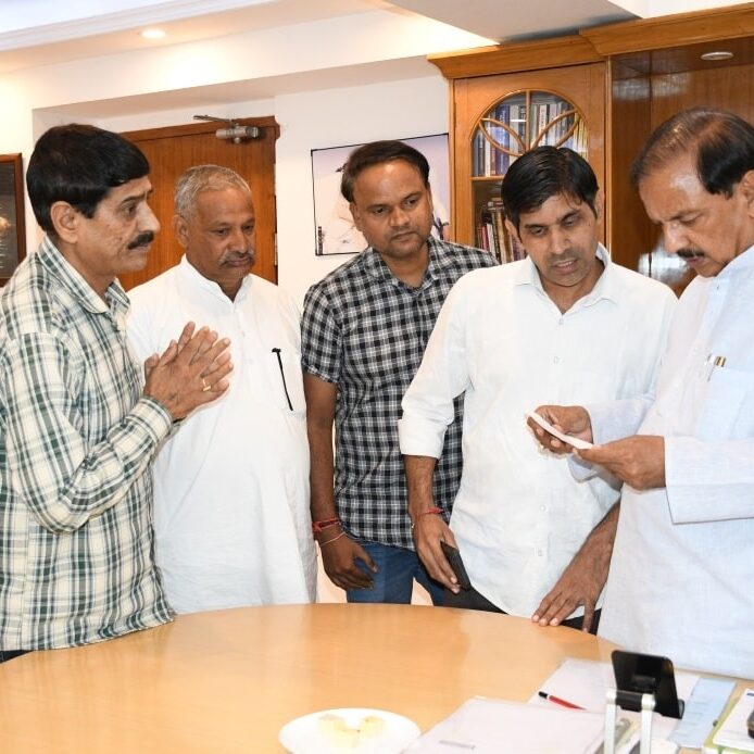 नोएडा सेक्टर-27 कैंप कार्यालय पर जनसुनवाई के माध्यम से क्षेत्रीय समस्याओं का समाधान