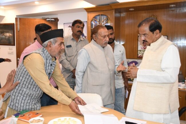 नोएडा कैंप कार्यालय पर क्षेत्रवासियों से आत्मीय भेंट नोएडा कैंप कार्यालय पर क्षेत्रवासियों से आत्मीय भेंट