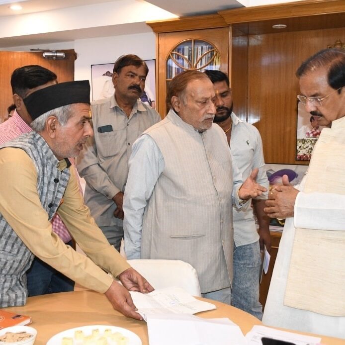 नोएडा कैंप कार्यालय पर क्षेत्रवासियों से आत्मीय भेंट