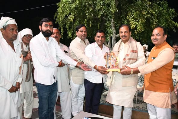 जेवर विधानसभा में कार्यकर्ताओं एवं क्षेत्रवासियों से आत्मीय संवाद