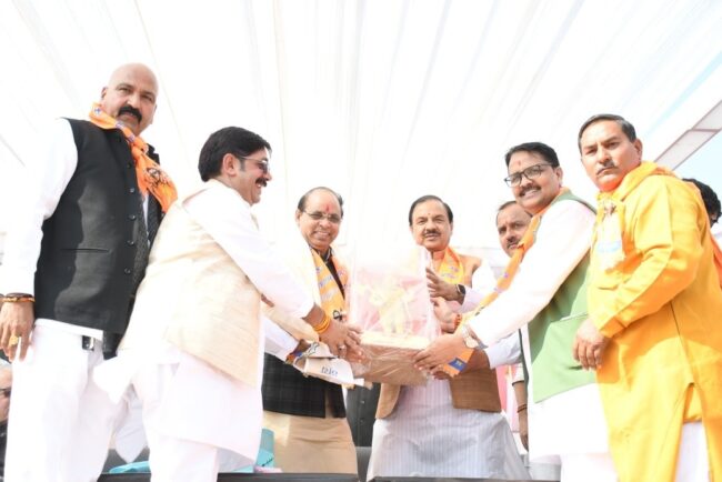 कलूपुरा में भगवान परशुराम जी की प्रतिमा अनावरण कलूपुरा में भगवान परशुराम जी की प्रतिमा अनावरण