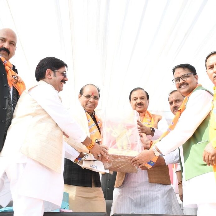 कलूपुरा में भगवान परशुराम जी की प्रतिमा अनावरण कलूपुरा में भगवान परशुराम जी की प्रतिमा अनावरण