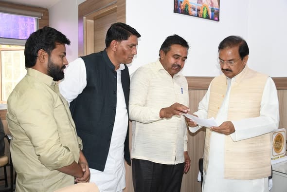 ग्रेटर नोएडा कैंप कार्यालय पर जनसंपर्क