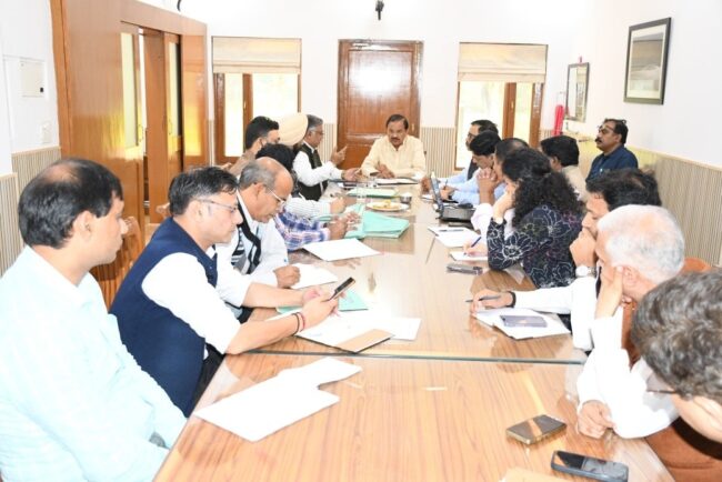 नई दिल्ली में लोकसभा हाउसिंग कमेटी की बैठक