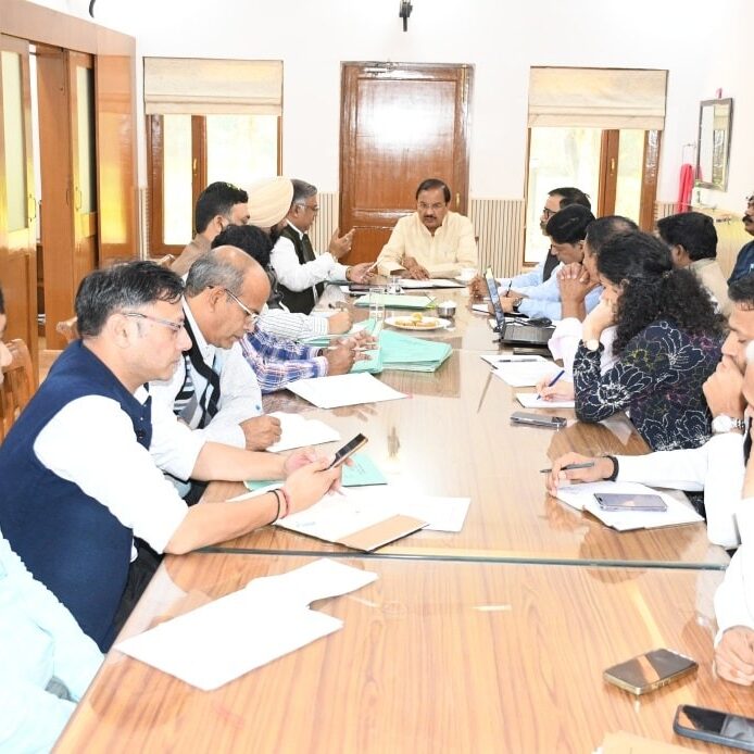 नई दिल्ली में लोकसभा हाउसिंग कमेटी की बैठक