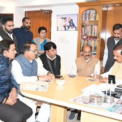 नोएडा सेक्टर-27 कैंप कार्यालय पर क्षेत्रवासियों की समस्याओं का संज्ञान