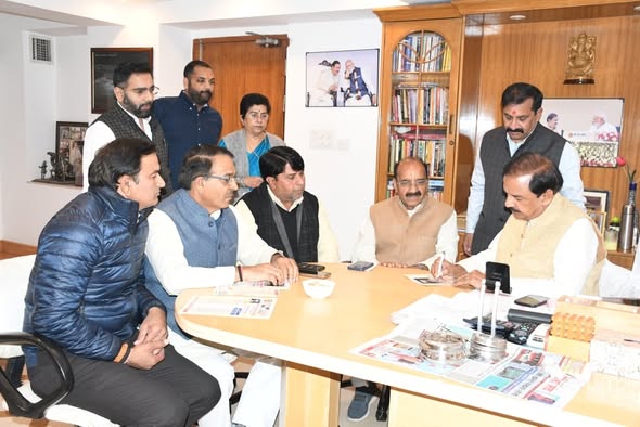 नोएडा सेक्टर-27 कैंप कार्यालय पर क्षेत्रवासियों की समस्याओं का संज्ञान