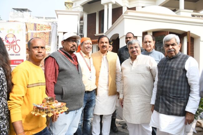 नोएडा सेक्टर-30 में साईं बाबा पालकी शोभा यात्रा का स्वागत नोएडा सेक्टर-30 में साईं बाबा पालकी शोभा यात्रा का स्वागत