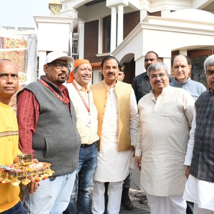 नोएडा सेक्टर-30 में साईं बाबा पालकी शोभा यात्रा का स्वागत