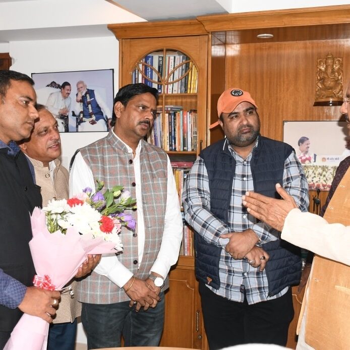 नोएडा सेक्टर-27 कैंप कार्यालय पर क्षेत्रवासियों से भेंट