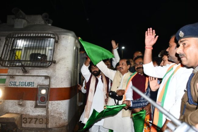 चोला रेलवे स्टेशन पर महानंदा एक्सप्रेस के नियमित ठहराव का शुभारंभ