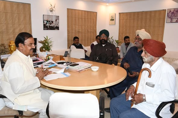 नोएडा सेक्टर-27 कैंप कार्यालय पर क्षेत्रवासियों से आत्मीय संवाद