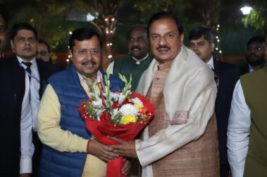 नई दिल्ली में आयोजित भाजपा सांसदों की संसद संवाद बैठक के दौरान वरिष्ठ नेताओं के साथ सहभागिता