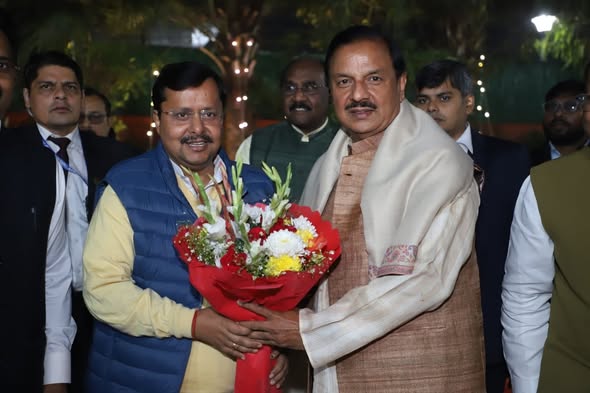 नई दिल्ली में आयोजित भाजपा सांसदों की संसद संवाद बैठक के दौरान वरिष्ठ नेताओं के साथ सहभागिता