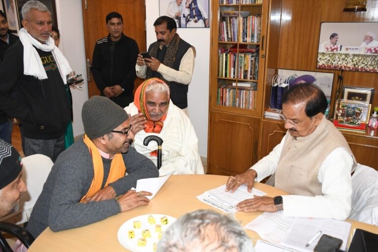 नोएडा सेक्टर 27 कैंप कार्यालय में क्षेत्रवासियों से मुलाकात और समस्याओं के समाधान पर चर्चा नोएडा सेक्टर 27 कैंप कार्यालय में क्षेत्रवासियों से मुलाकात और समस्याओं के समाधान पर चर्चा