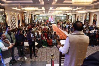 ग्रेटर नोएडा के बिसरख मंडल में आयोजित SIR अभियान बैठक के दौरान मतदाता जागरूकता कार्यक्रम