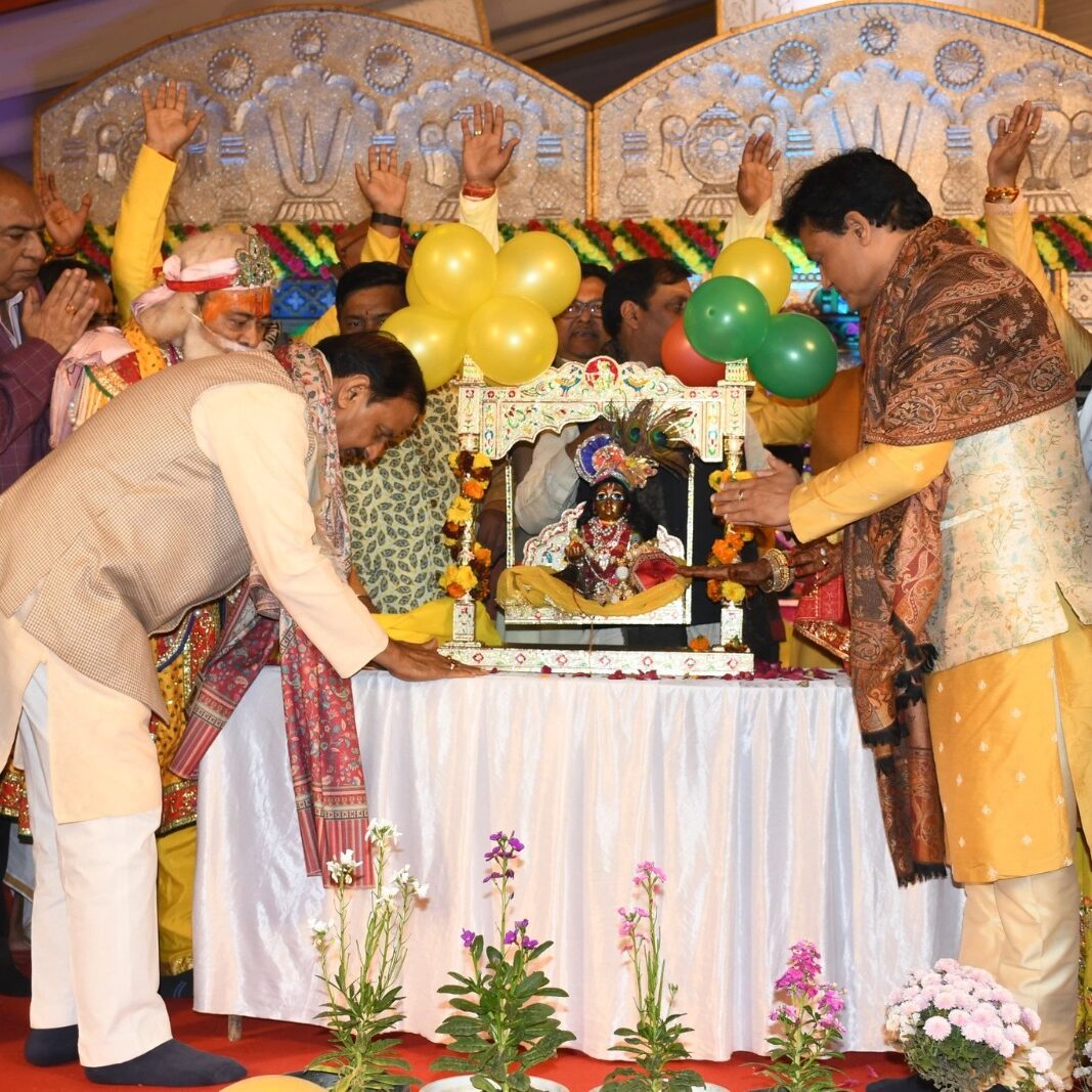 नोएडा सेक्टर-19 में आयोजित श्रीमद् भागवत कथा के दौरान कथा श्रवण और विश्व शांति की प्रार्थना