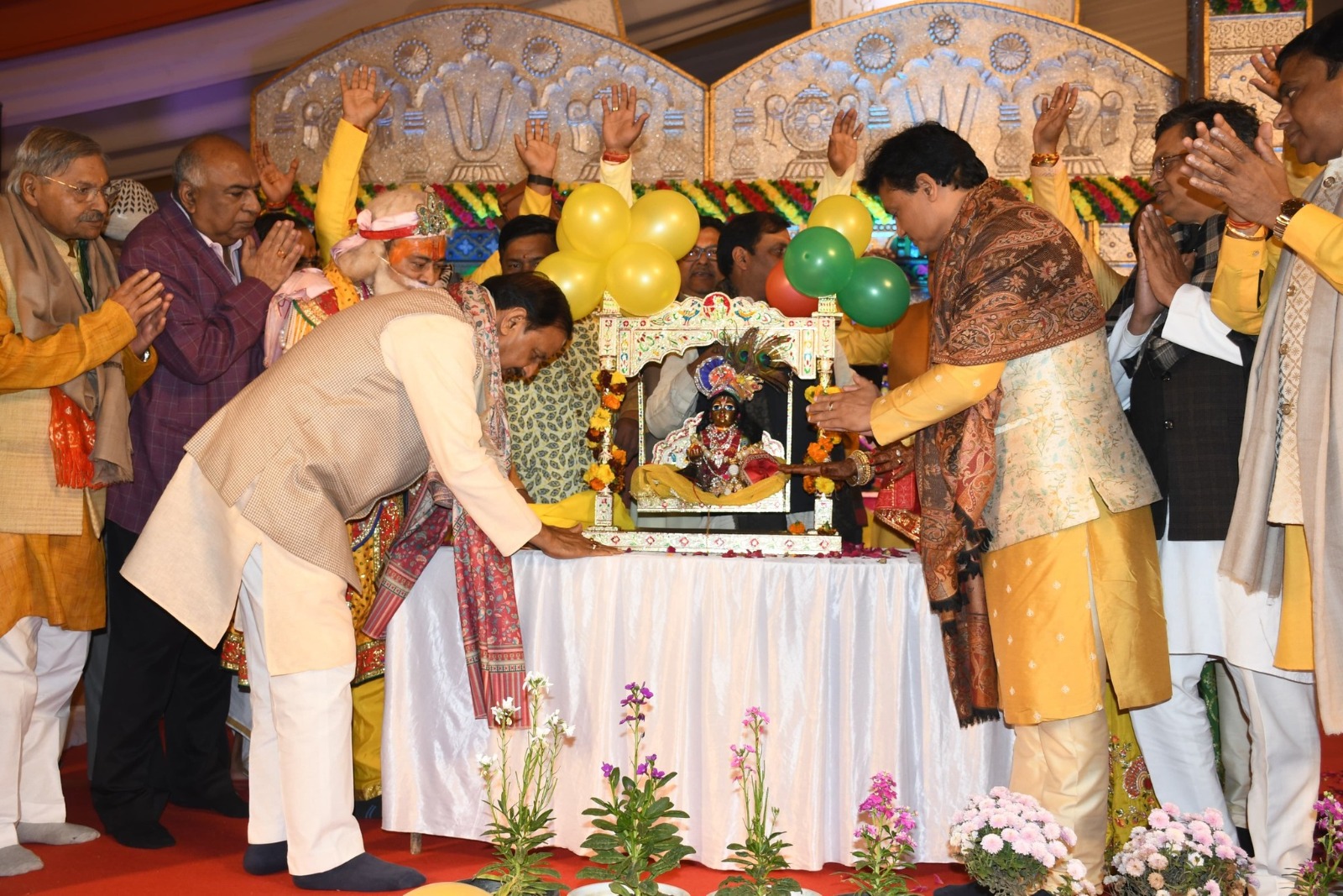 नोएडा सेक्टर-19 में आयोजित श्रीमद् भागवत कथा के दौरान कथा श्रवण और विश्व शांति की प्रार्थना